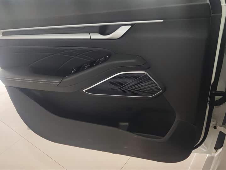 Фото 7 - Geely Emgrand