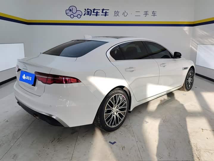 Фото 3 - Jaguar XE L