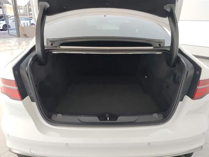 Фото 4 - Jaguar XE L