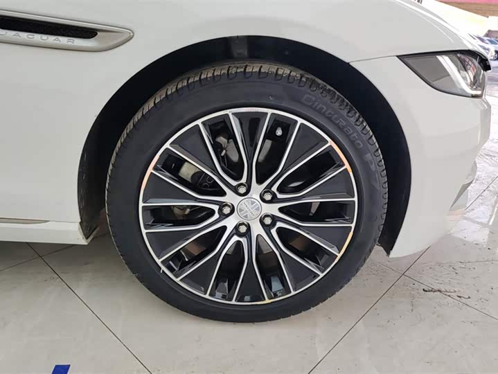 Фото 6 - Jaguar XE L