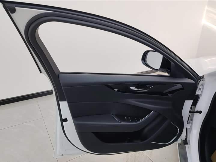 Фото 7 - Jaguar XE L