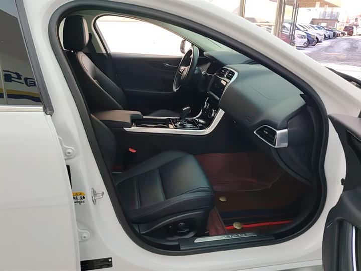 Фото 8 - Jaguar XE L