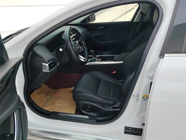 Фото 9 - Jaguar XE L