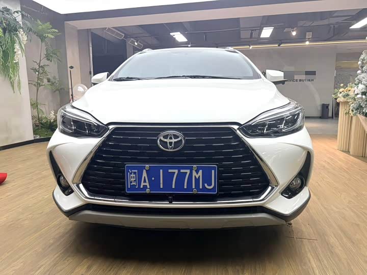 Фото 2 - Toyota Yaris L Hatchback