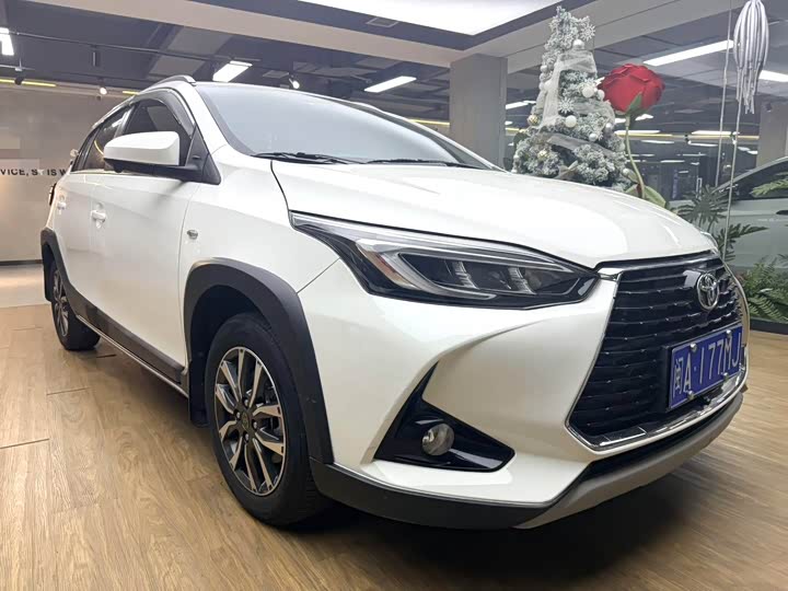 Фото 3 - Toyota Yaris L Hatchback