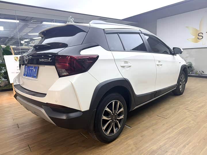 Фото 4 - Toyota Yaris L Hatchback