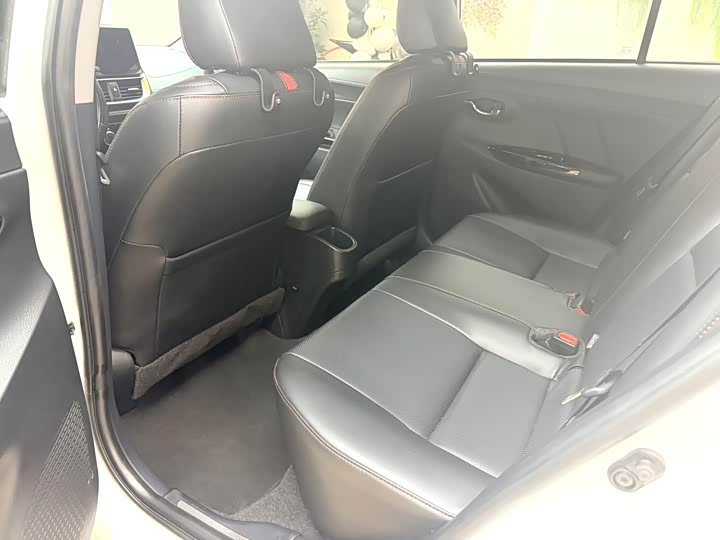 Фото 5 - Toyota Yaris L Hatchback