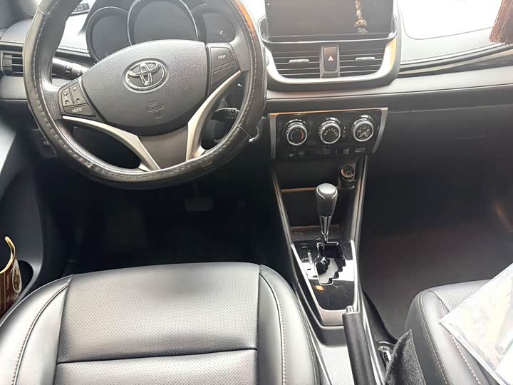 Фото 6 - Toyota Yaris L Hatchback