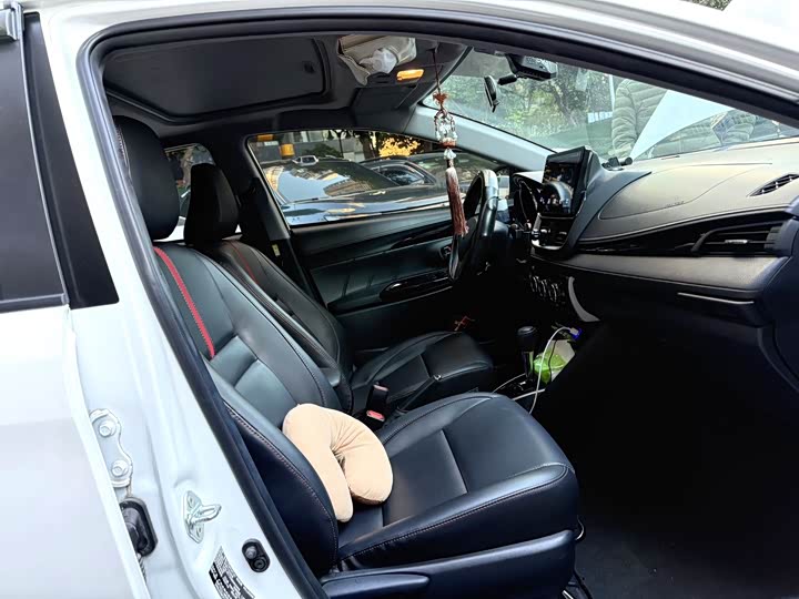 Фото 8 - Toyota Yaris L Hatchback