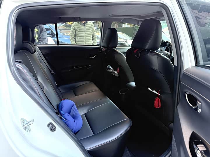 Фото 9 - Toyota Yaris L Hatchback