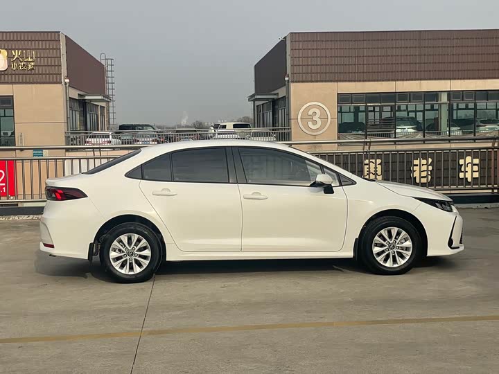 Фото 4 - Toyota Corolla