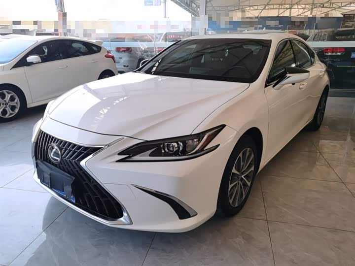 Фото 1 - Lexus ES