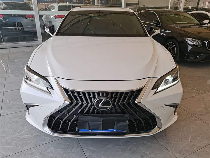 Фото 3 - Lexus ES