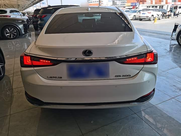 Фото 6 - Lexus ES