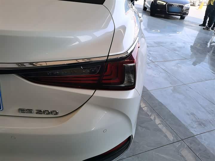 Фото 8 - Lexus ES