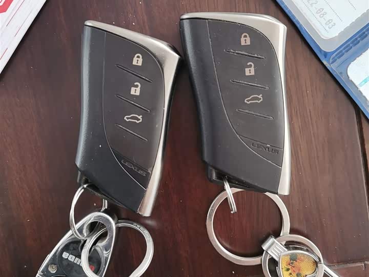 Фото 9 - Lexus ES