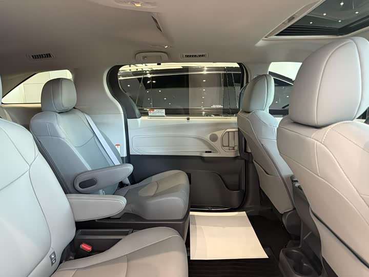 Фото 3 - Toyota Granvia