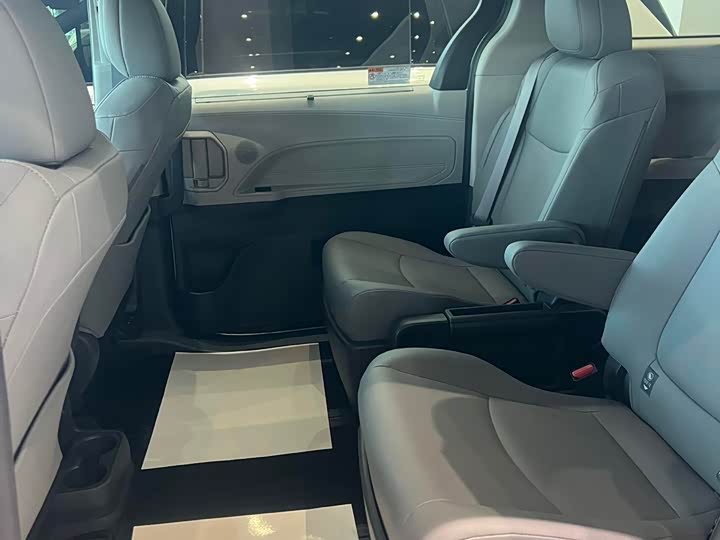 Фото 7 - Toyota Granvia