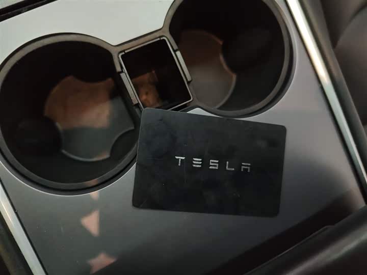 Фото 9 - Tesla Model 3