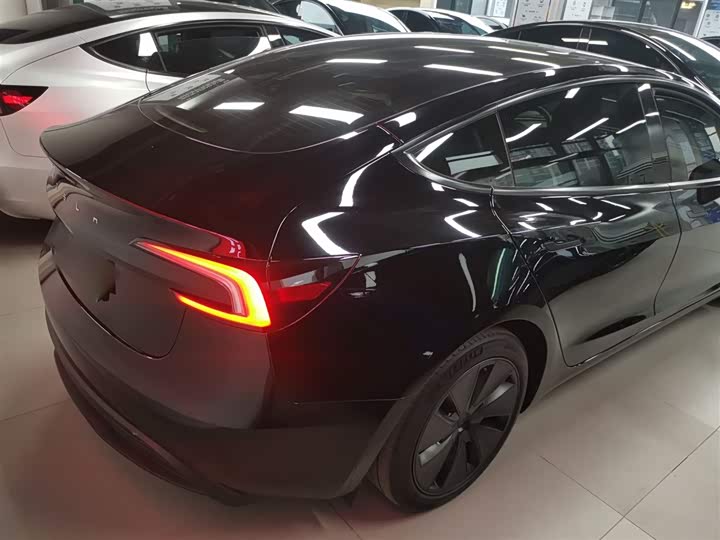 Фото 6 - Tesla Model 3