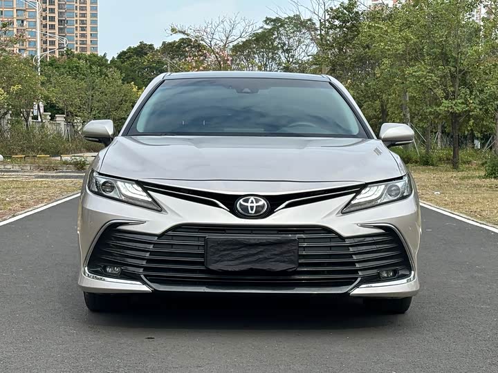 Фото 2 - Toyota Camry