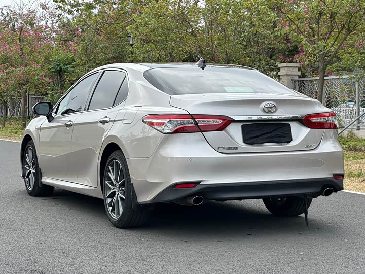 Фото 4 - Toyota Camry