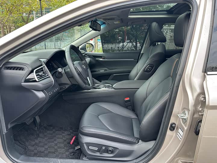 Фото 7 - Toyota Camry