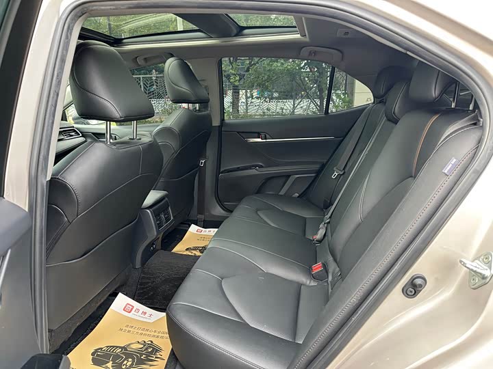 Фото 8 - Toyota Camry