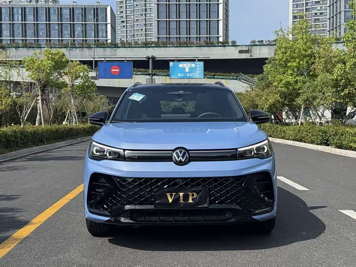 Фото 2 - Volkswagen Tiguan L Pro