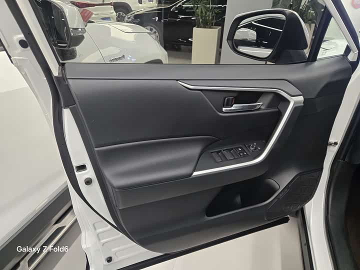 Фото 5 - Toyota RAV4