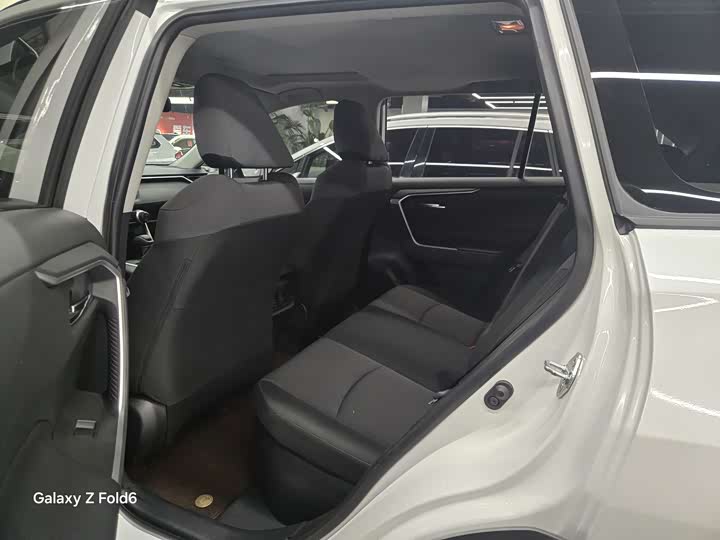 Фото 6 - Toyota RAV4