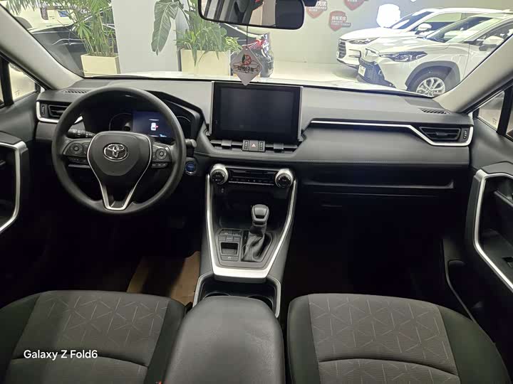 Фото 7 - Toyota RAV4