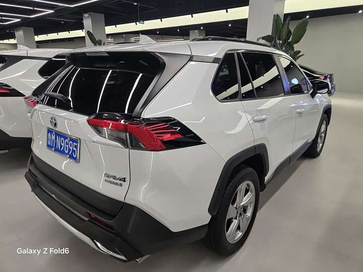 Фото 8 - Toyota RAV4