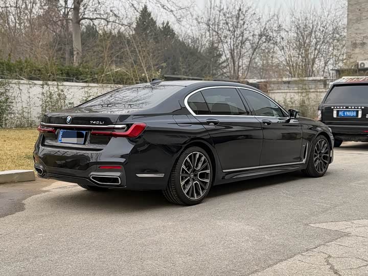 Фото 9 - BMW 7 Series