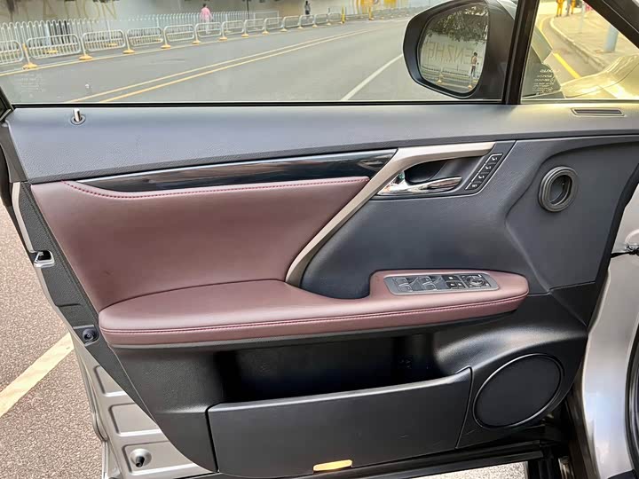 Фото 4 - Lexus RX