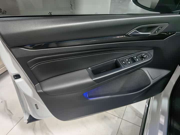 Фото 5 - Volkswagen Golf