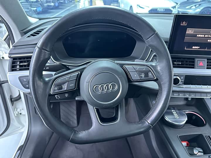 Фото 8 - Audi A4L