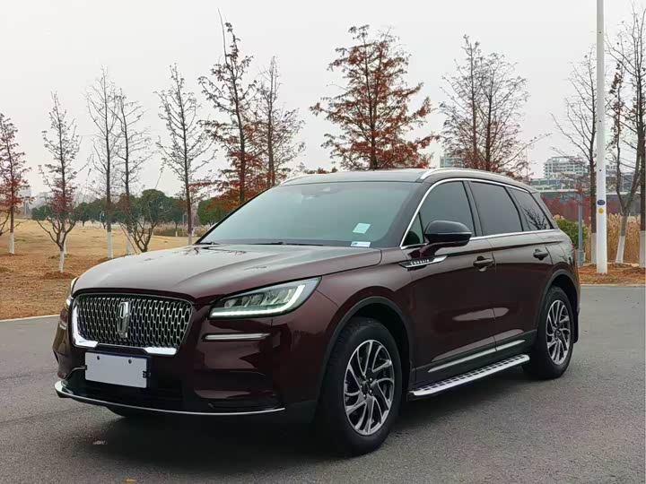 Фото 2 - Lincoln Corsair