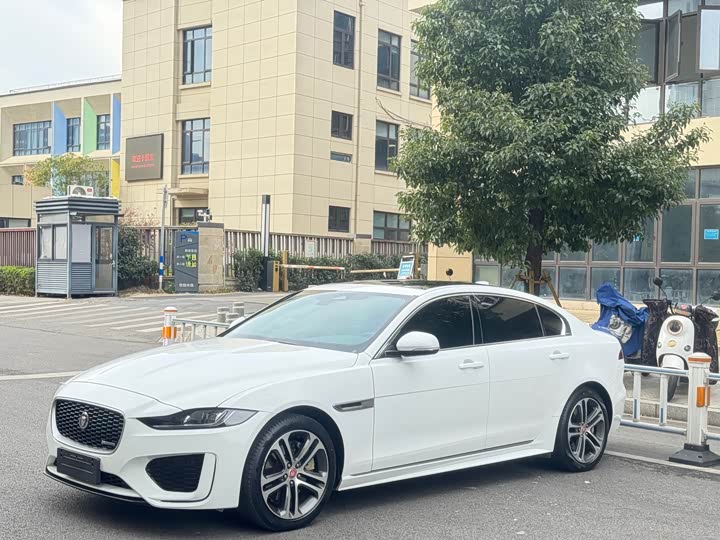 Фото 1 - Jaguar XE L