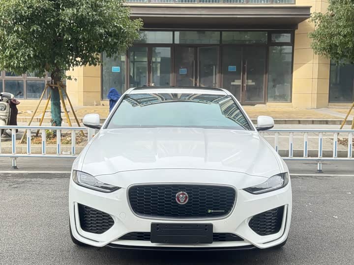 Фото 2 - Jaguar XE L