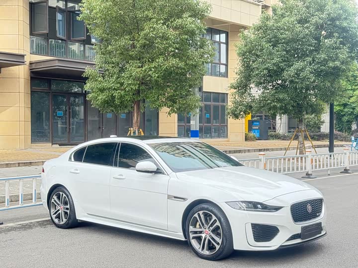 Фото 3 - Jaguar XE L