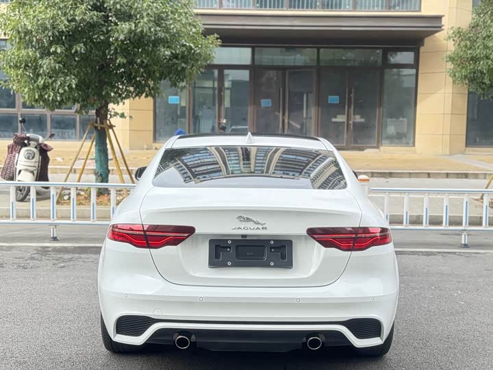 Фото 4 - Jaguar XE L