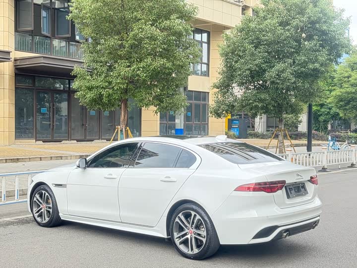 Фото 6 - Jaguar XE L