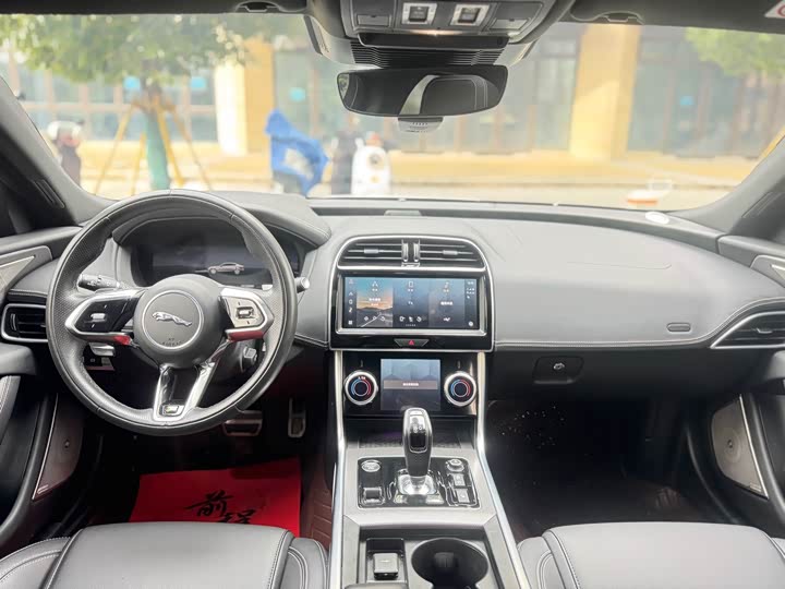 Фото 7 - Jaguar XE L