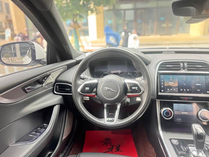 Фото 8 - Jaguar XE L