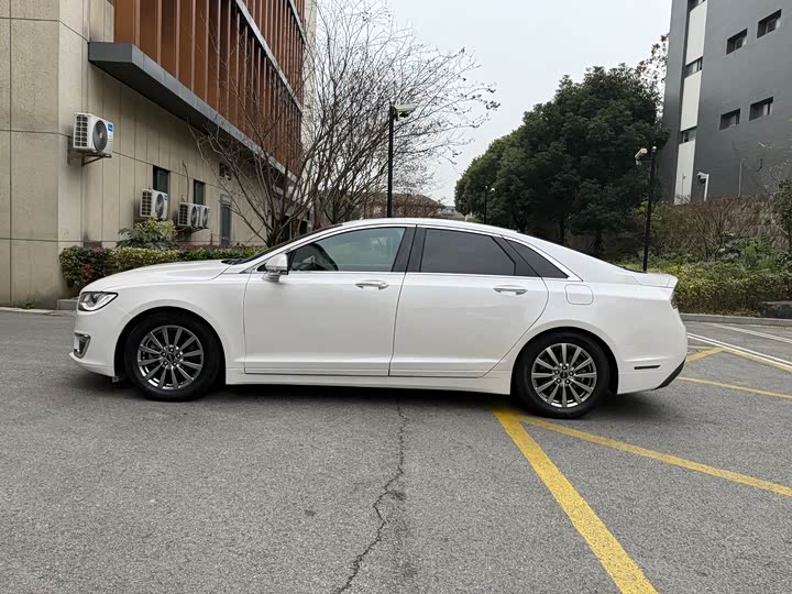 Фото 4 - Lincoln MKZ