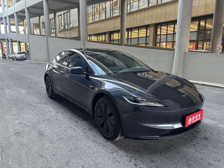 Фото 3 - Tesla Model 3