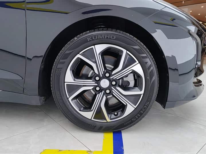 Фото 6 - Hongqi E-QM5