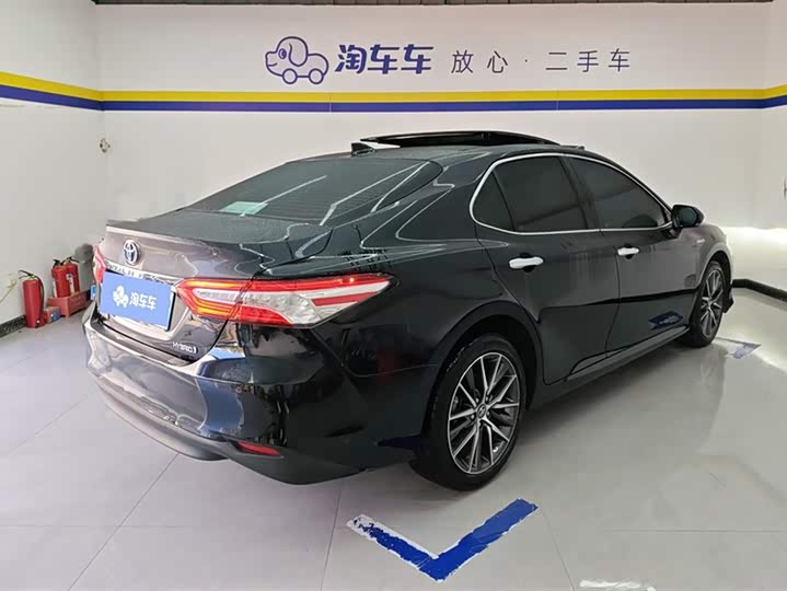 Фото 3 - Toyota Camry