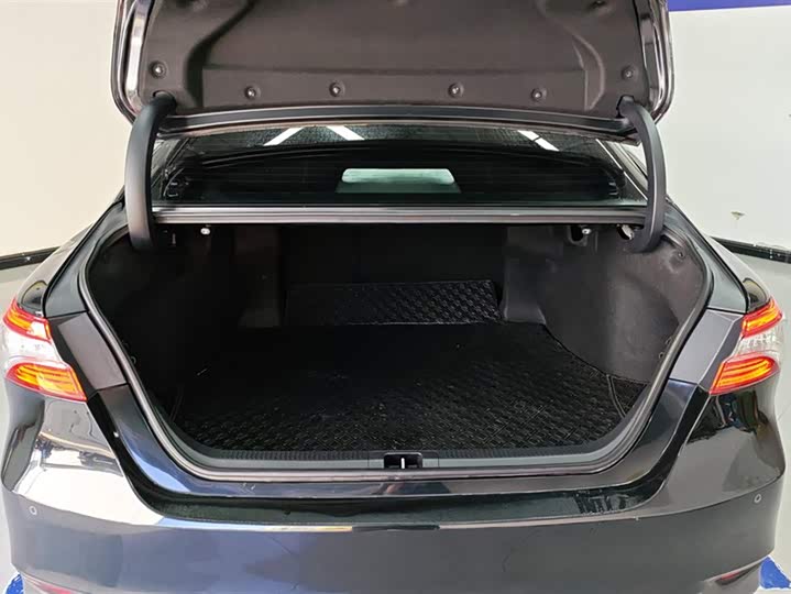 Фото 4 - Toyota Camry